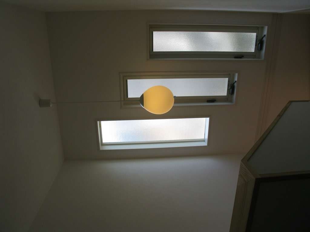 階段スペースの明り取り窓