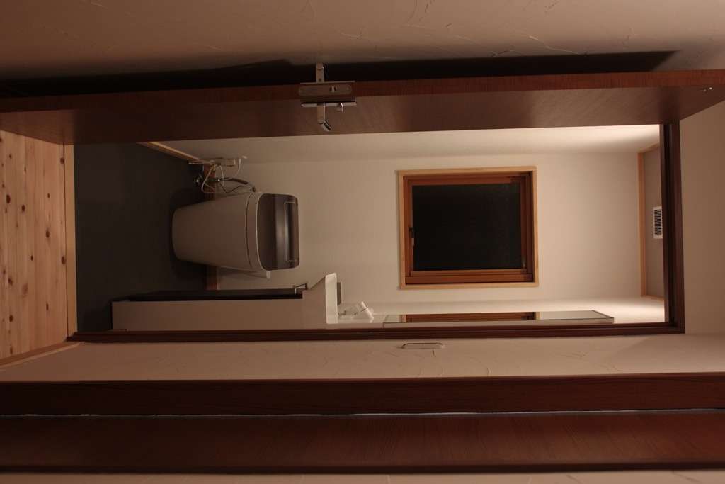 モダンな壁面とトイレ